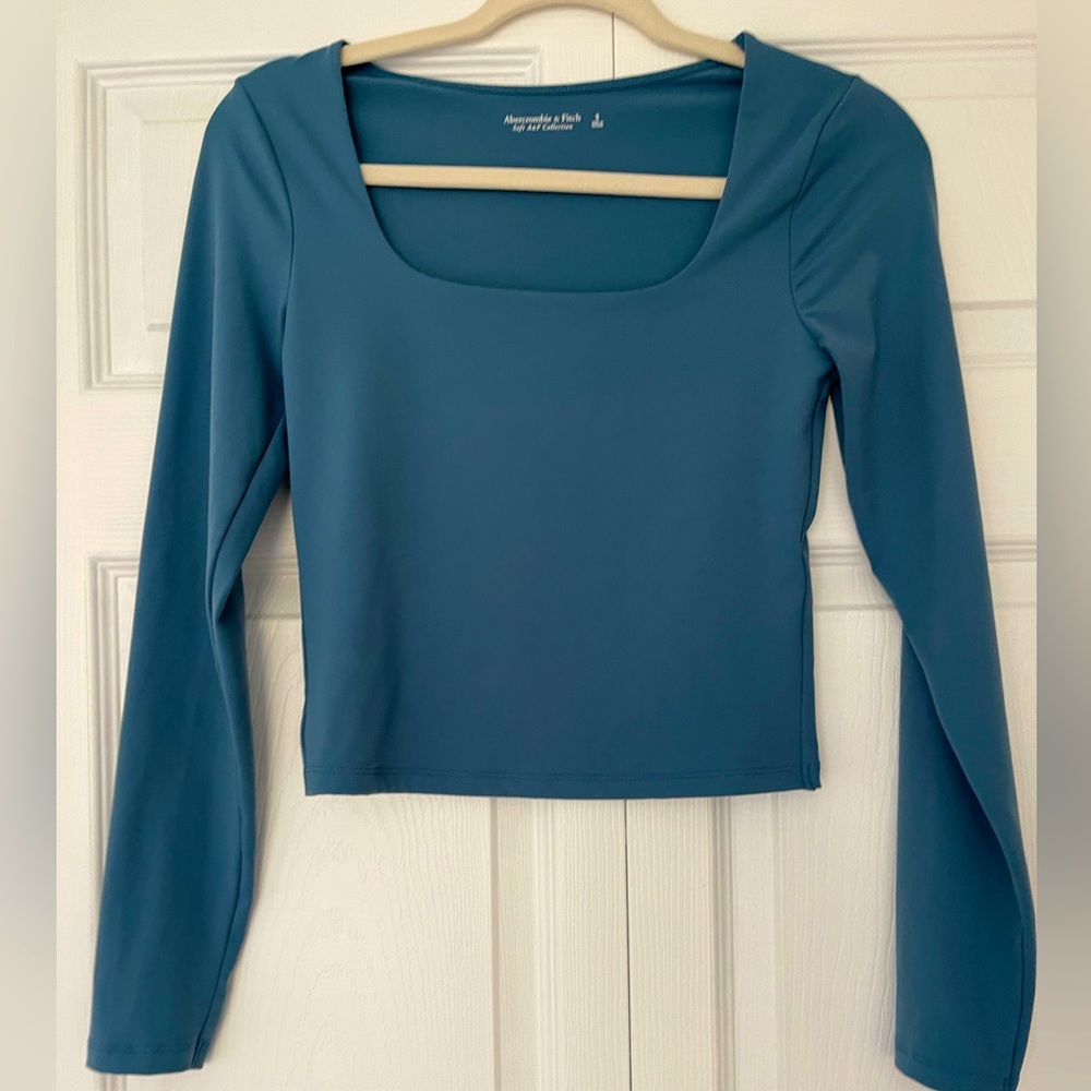 NWOT Abercrombie and Fitch Long Sleeve Form Fitting Stretch Shirt Scoop Neck Sm.
